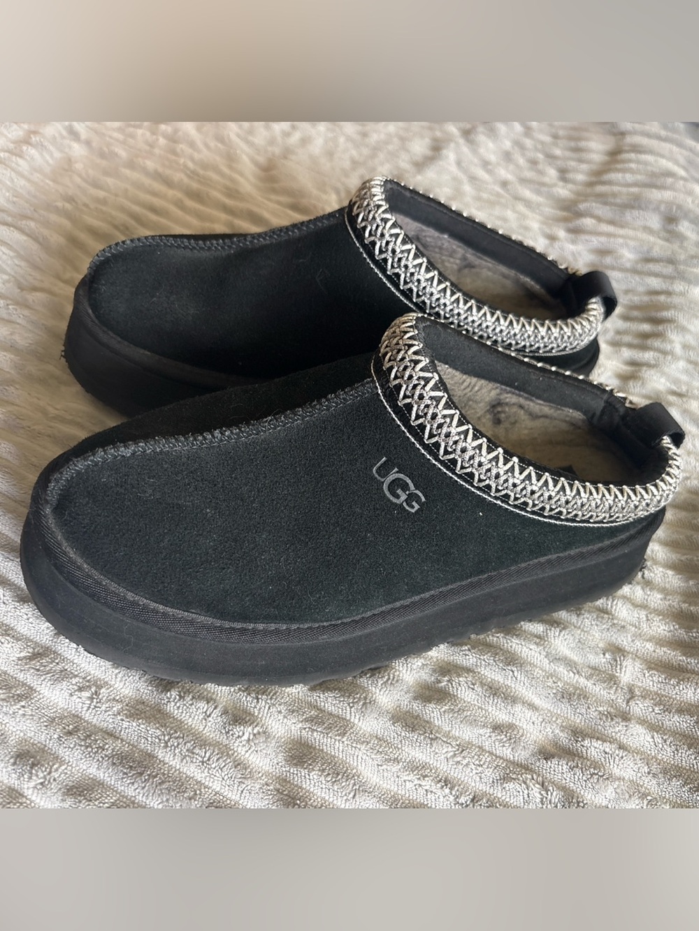 UGG Tazz Slippers Black Suede Platform Shearling Women’s Size 9